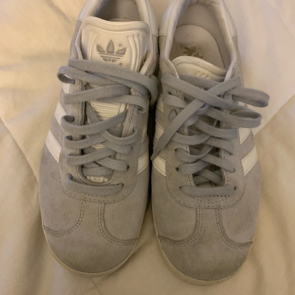 Light gray adidas gazelles - Picture 2 of 4